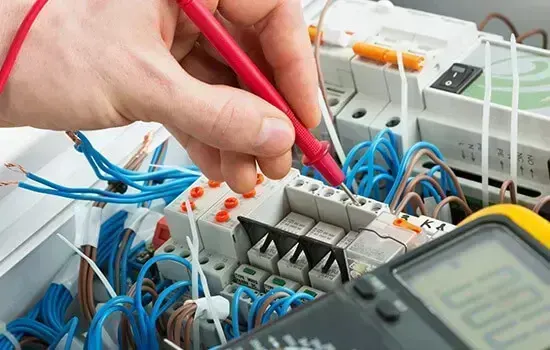 Professional electrician in Charlton